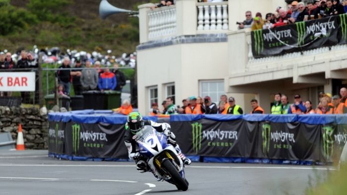 Μάχη σώμα με σώμα μεταξύ των Gary Johnson (φωτό) και Bruce Anstey, με συνεχείς ε Μάχη σώμα με σώμα μεταξύ των Gary Johnson (φωτό) και Bruce Anstey, με συνεχείς εναλλαγές στην κορυφή μέχρι το τέλος του αγώνα.